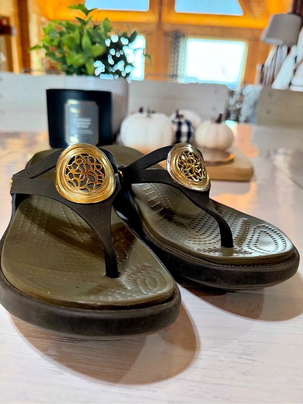 CROCS Sanrah Hammered Metallic Wedge Flip Brown Sandals